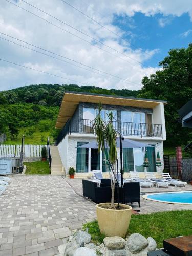 Apartment with Pool View 