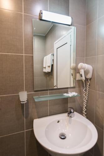 Double or Twin Room with Balcony and Sea View image 10
