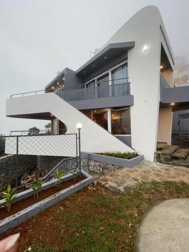 Izzat Inn Pool Villa Parunthumpara