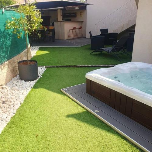 Joli haut de villa 3 chambres climatisé avec jacuzzi (Joli haut de villa 3 chambres climatise avec jacuzzi) in มาริญาน