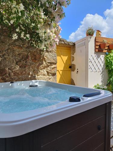 B&B Tinalhas - Encanto Casa com Spa Jacuzzi Open Space - Bed and Breakfast Tinalhas