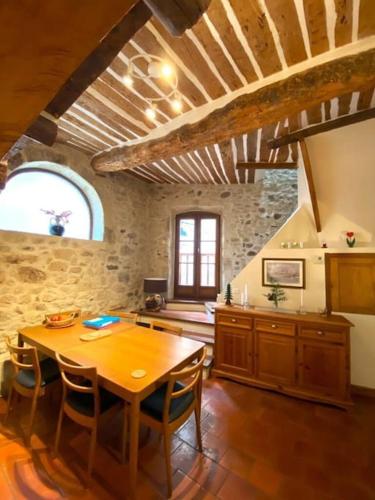 Charmigt byhus med takterass gîte à louer Thézan-lès-Béziers