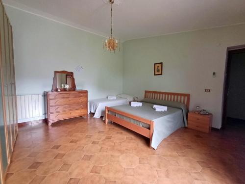 1 queen bed, 1 twin bed