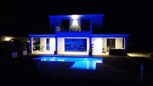 SUITE 20m2 DANS VILLA PISCINE JACUZZI