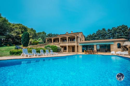 Superbe Villa avec Piscine et vue sur le Village in Venejan