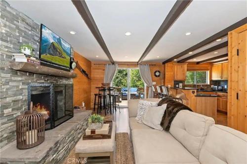 Walk 2 Village, Relax on Deck, Cool w/AC! in Lake Arrowhead, USA