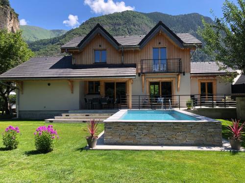 Chalet Barbara with swimming pool in the heart of Oisans gîte à louer Le Clapier