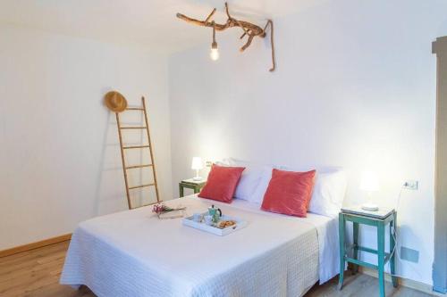 Leontine Home in Mondaino by Yohome