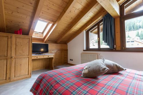 1 queen bed, 2 twin beds