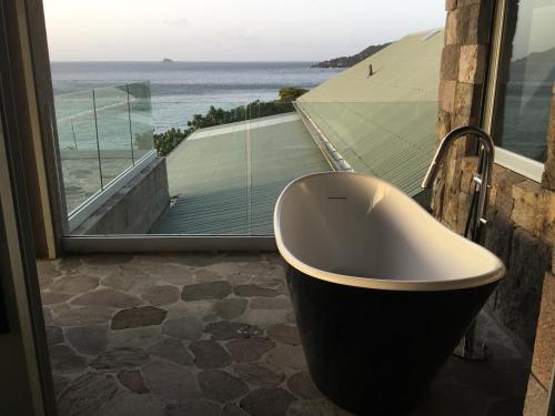 ห้องน้ำ, Beautiful 3 story 8,000 sq ft Oceanside Mansion in ชาร์ลสทาวน์