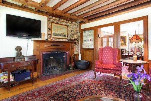 1670 Farmhouse near beach with hot tub & sauna