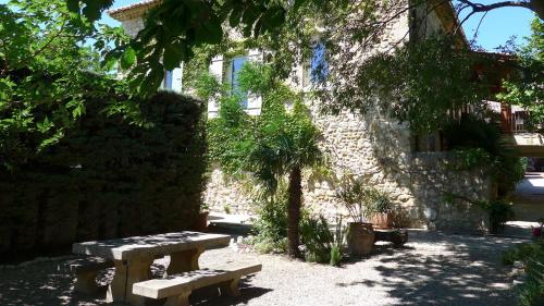 Buitenkant, Gites au Château des Estubiers (Gites au Chateau des Estubiers) in Les Granges-Gontardes