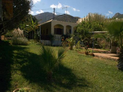 Pleasant holiday home in Peoymno with garden