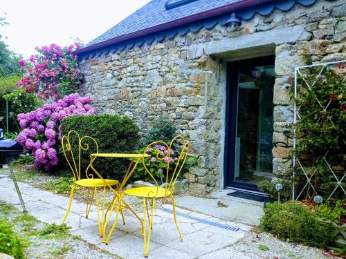 Charming granite stone cottage between land and sea, in St Pol de Leon