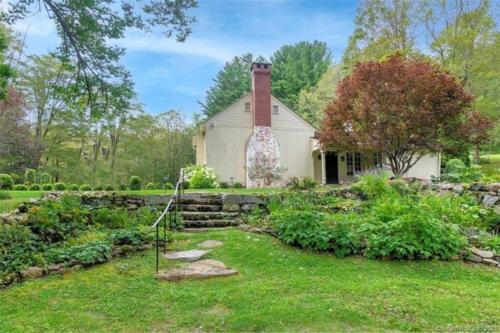 . Cottage Retreat - Historic Cottage Home w Home Gym