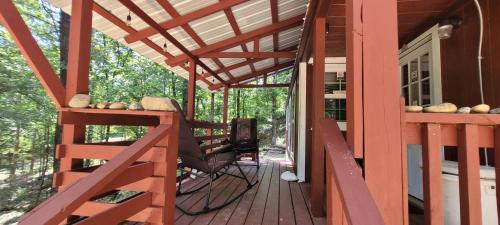 The Americana - Parker Creek Bend Cabins - 발코니/테라스