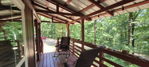 The Americana - Parker Creek Bend Cabins - 발코니/테라스