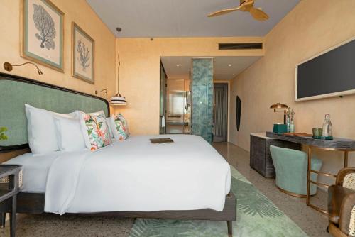 Double or Twin Room with Partial Sea View image 1