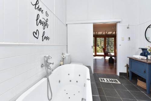 The Glass Ceiling - 360 Mount View Hideaway in Mount View