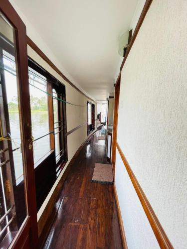 Royal Houseboats - image 4