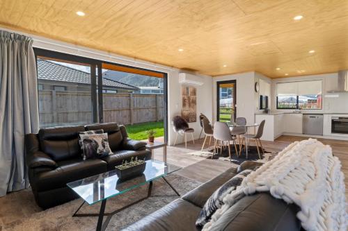 Custom designed holiday home, next to Cycleway. in Te Aroha