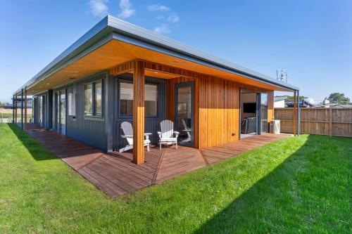 Custom designed holiday home, next to Cycleway.