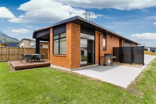Custom designed holiday home, next to Cycleway.