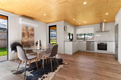 Konyha, Custom designed holiday home, next to Cycleway. in Te Aroha