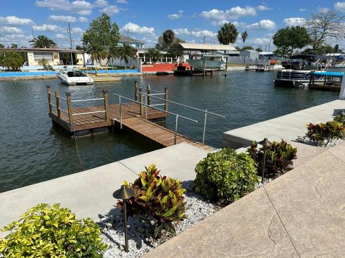Sunny Waterfront Oasis! Prívate Pool, Hot Tub and Dock