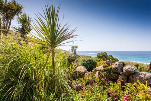 Penrose, Cornish Cottage With Sea Views, Garden & Patio By the Beach