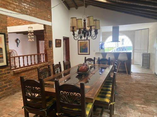 Hermosa Casa Campestre con Piscina y Jacuzzi in Silvania