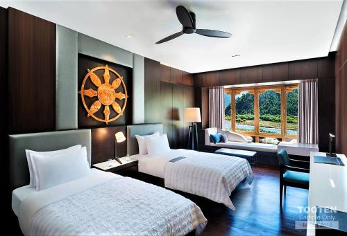 2 twin beds, 1 sofa bed