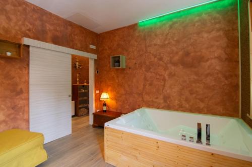 Suite with Hot Tub