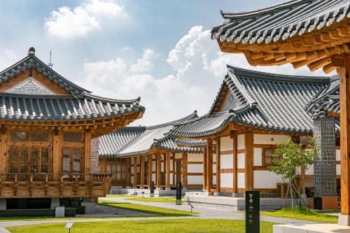 Hanok Stay Namwonyechon by Kensington