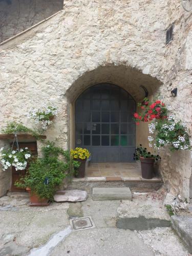 Il borgo di Cornillo in 瓦洛迪內拉