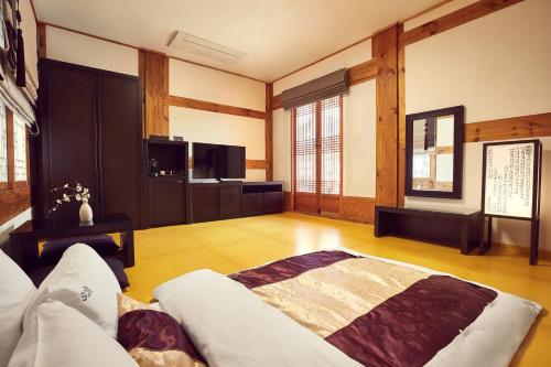 Hanok Stay Namwonyechon by Kensington