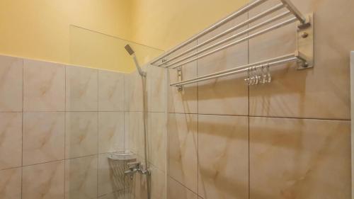Bathroom, Urbanview Hotel Sakura Kampung Inggris Pare in Kediri