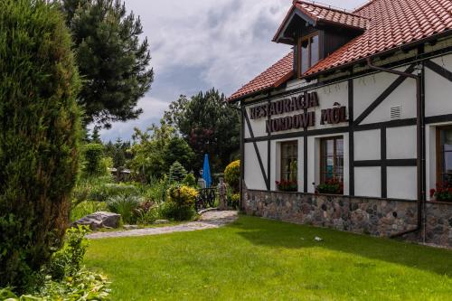 Ресторан, Nordowi Dwór - Sauna, Fitness, Kawa z ekspresu - 24H, Tradycyjne śniadania (Nordowi Dwor - Sauna, Fitness, Kawa z ekspresu - 24H, Tradycyjne sniadania) in Smolno