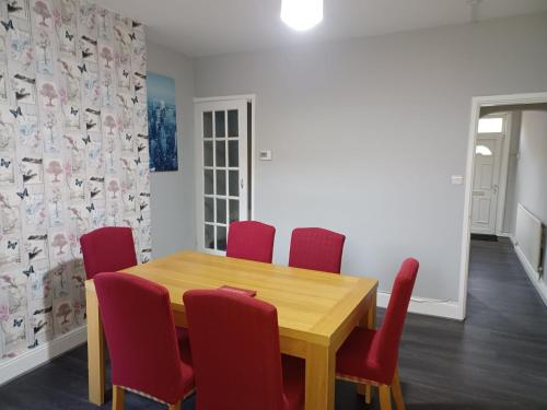 Pearson House - Huku Kwetu 3 Bedroom End of Terrance House - Family and Business Group Self Catering Accommodation -Huku Kwetu Nottingham - image 3