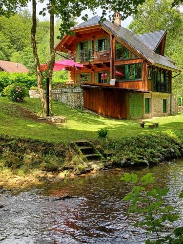 Vintage riverside house Slapnica, in the Žumberak Nature Park, finnish sauna and jacuzzi - Accommodation - Krašić