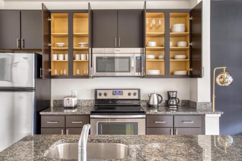 H St 1BR w Rooftop Pool Gym nr Metro WDC-513 in Washington, USA