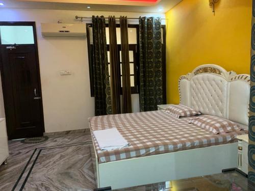 $4 HOME STAY (5 MINT WALK FROM GOLDEN TEMPLE)