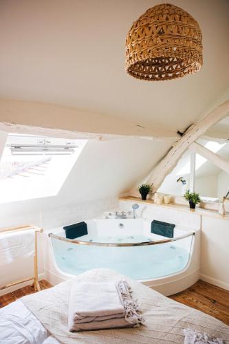 熱水浴缸, Loveroom Du Perche : maison avec balnéo (Loveroom Du Perche : maison avec balneo) in 穆蘭拉馬爾克