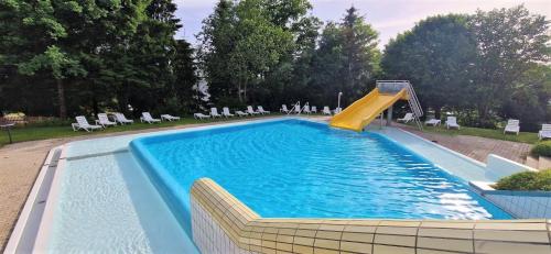 Pools, Sauna und Balkon mit Panoramablick