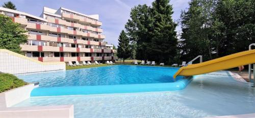 Pools, Sauna und Balkon mit Panoramablick