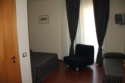 1 queen bed, 1 twin bed