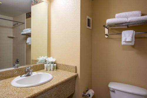 Standard Queen Room with Two Queen Beds and Mountain View - Non-Smoking