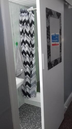 Compact Double Room image 7