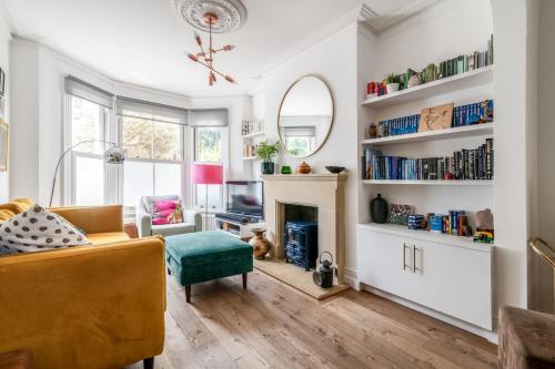 Ealing's Cozy Garden Retreat