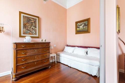 Stibbert & Statuto Elegant Flat with Balcony Room Type - Two-Bedroom Apartment